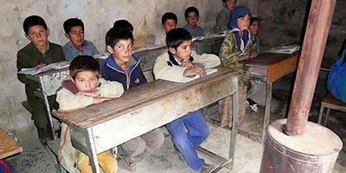 إيران.. طلاب المدارس في مدينة خرم آباد يعطلون محاضراتهم احتجاجا علی البرد