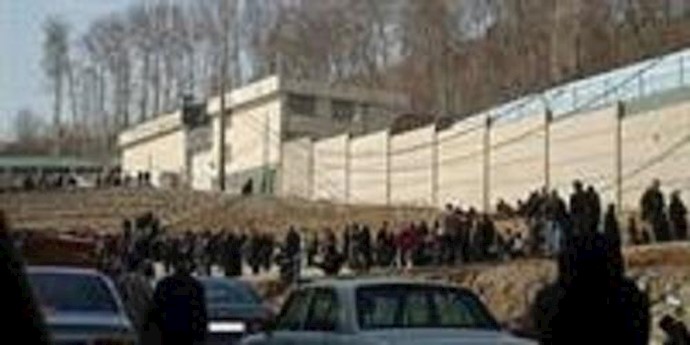 طهران.. تجمع احتجاجي للسجناء السياسيين القابعين في ردهة 8 لسجن إيفين في فناء السجن
