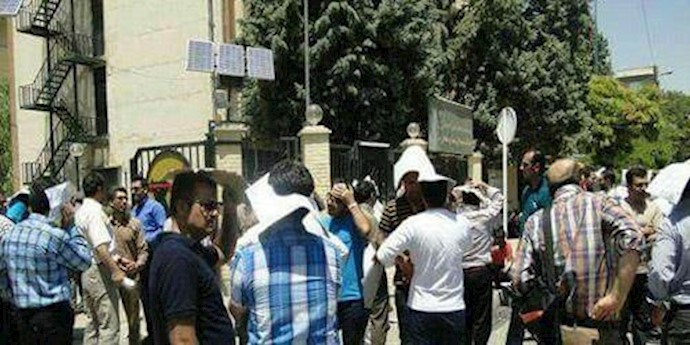 ايران.. تجمع لأهالي قرية بوجان مقابل قائممقامية کرمانشاه