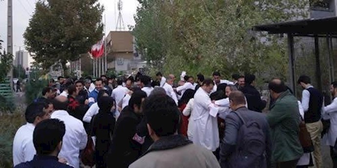 طهران .. تجمع عمال مختبرات التشخيص الطبي