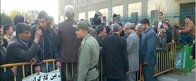 إيران.. تحشد احتجاجي للعمال أمام برلمان النظام