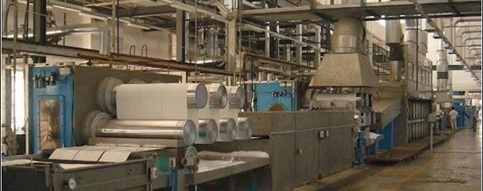 اضراب عن العمل لعمال معمل إنتاج الخيط لليوم الرابع علی التوالي في مدينة کاشان الإيرانية