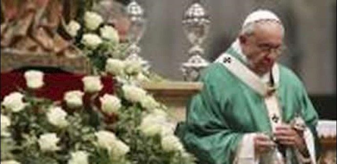 البابا يشجب ذبح 21 مسيحيا مصريا في ليبيا