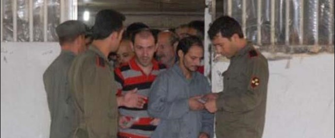 معارضون لمبادلة إيراني بمعتقلات في سجون الأسد