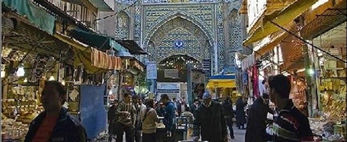 ايران- معاقبة احد العناصر الحکومية التنفيذية و السيطرة علی سوق مدينة ”شهر ري“ بيد المواطنين و تجار السوق