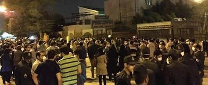تواصل مظاهرة المواطنين في أهواز حتی ساعات متأخرة من الليل