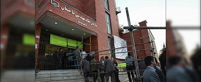 ايران..مدينة اردبيل- تجمع مهندسين عاطلين عن العمل أمام مبنی منظمة نظام هندسي
