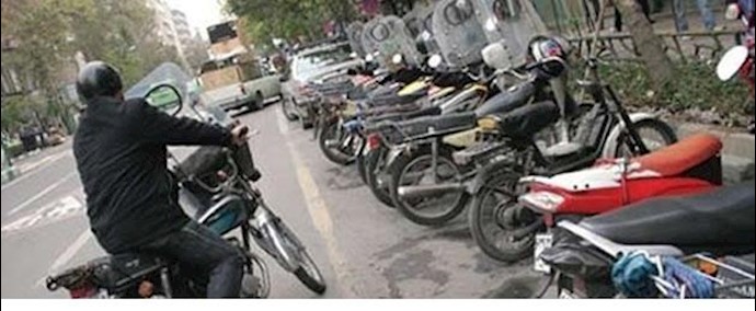 شباب محتجون يهاجمون دراجات نارية عائدة لقوات الباسيج في شارع آيت