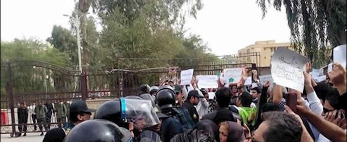 اهواز.. اعتقال 30 من الطلاب المحتجين علی تلوث الهوا من قبل المرتدين بالزي المدني