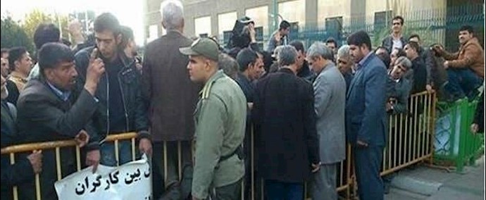 ايران ..طهران – تجمع احتجاجي لعمال مفصولين من شرکة ويتانيا