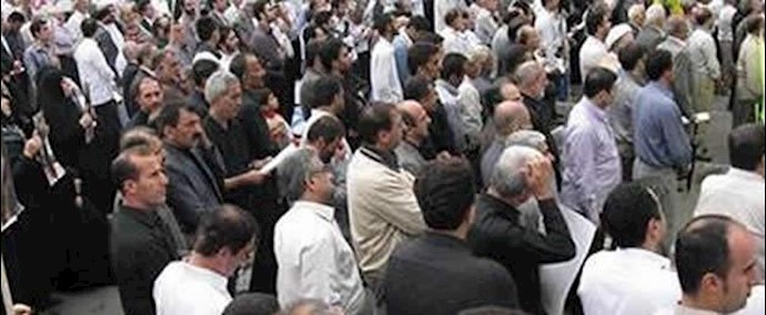 تجمع احتجاجي لموظفي البلدية في قضاء دالکي بمحافظة بوشهر الإيرانية