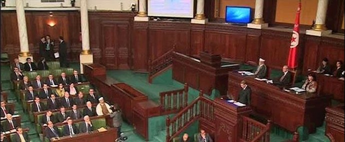 رئيس الحکومة التونسية للمسؤولين: غادروا مکاتبکم لتعرفوا المشکلات الحقيقية للمواطنين