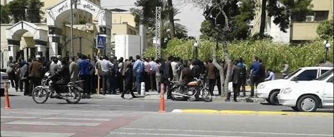 إيران.. مدرسو مدينة شيراز يحتشدون أمام قاٴئمقامية النظام لمحافظة فارس