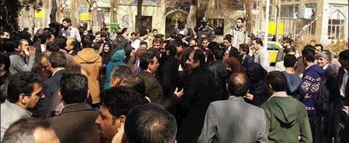 ايران..مدينة کرمان- تجمع إحتجاجي لمئات من معلمي مدينة شهربابک