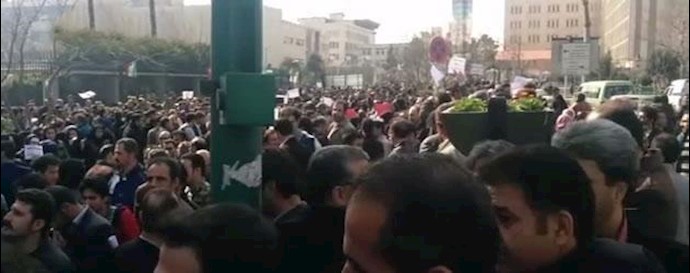 ايران.. نظام الملالي - يدفع جزءا من مستحقات المعلمين خوفا من استمرار الاحتجاجات