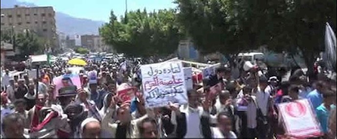 ذمار المحتلة من قبل الحوثيين تعيش زخمًا ثوريًّا وتؤکد علی شرعية الرئيس هادي
