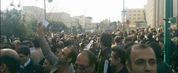 ايران.. بناء حائط حول برلمان نظام الملالي خوفا من التجمعات الاحتجاجية والسخط الشعبي