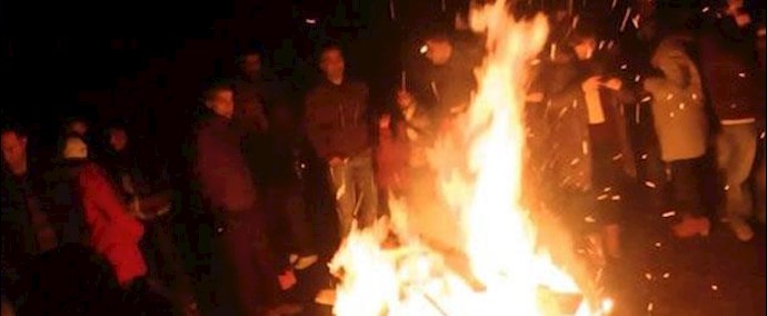 ايران.. شباب مدينة مهاباد يهاجمون عناصر الأمن الداخلي بشعار الموت للديکتاتور