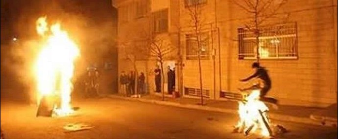 ايران .. يزد – خروج الشباب استقبالا للاربعاء الاخير للسنة بتفجير المفرقعات وقنابل يدوية الصنع