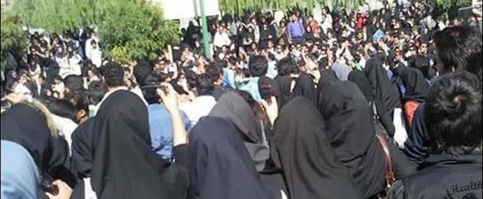 إيران- طهران.. مجموعة من طلاب جامعة طهران المفتوحة: في الاحتفال بالأربعاء الأخير للسنة الإيرانية، سوف نهتف شعار “ الموت لخامنئي“