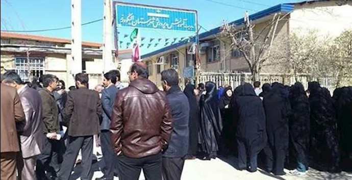 ايران.. الکودرز- تجمع احتجاجي مئات من المعلمين امام دائرة التعليم والتربية