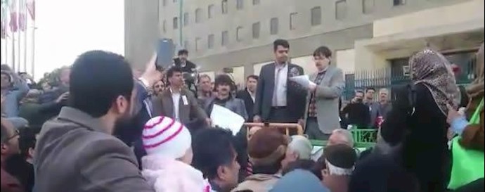 ايران..مريوان- قرار / البيان الختامي لتجمع المعلمين الاحتجاجي: نقتدي بـ ”صمد” (أحد المعلمين الثوريين في زمن الشاه) الذي قال: کلما تحرکنا کلما غلبنا علی الخوف