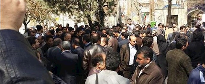 متظاهرون في محافظة اصفهان يرددون شعار: اترکوا النووي وابحثوا عن حل لحالنا