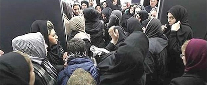 الايرانيات المحتجات يتأدبين نساء من ميليشيات البسيج (التعبئة) في طهران