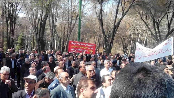 معلمو إيران يتظاهرون احتجاجاً علی التمييز والفقر