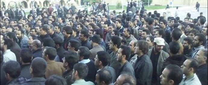 ايران..مدينة کاشان:تجمع إحتجاجي أمام دائرة 2 لبلدية مدينة کاشان