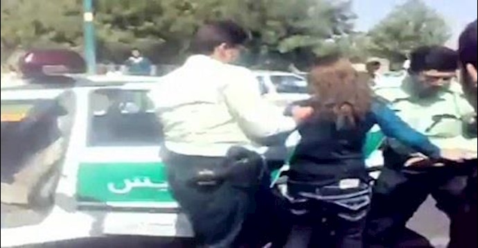 عناصر الأمن الداخلي تعتدي علی مواطنة في شارع «فرحزاد» بطهران