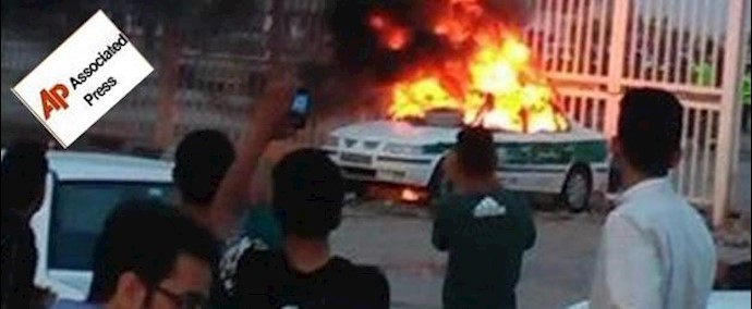 آسوشيتدبرس..تحدي المواطنين الإيرانيين للقوی التابعة للفاشية الدينية الحاکمة في حفلة يوم الأربعاء الأخير من السنة الإيرانية