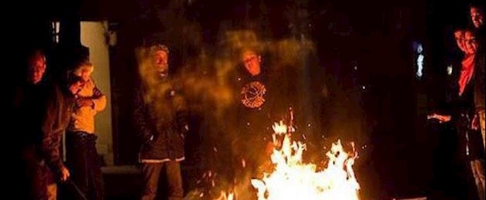 صناعة المواد المحترقة يدوية الصنع من قبل الشباب في مدينة کرمان الإيرانية