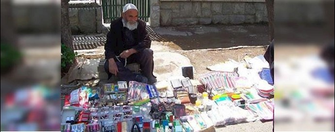 ايران.. کرج- مواطنون يصدون لهجوم رجال البلدية علی أصحاب بسطيات
