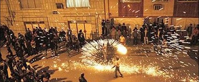 إيران.. هطول الأمطار لم يمنع إقامة احتفال ليلة الأربعاء الأخير للسنة في مدينة شيراز