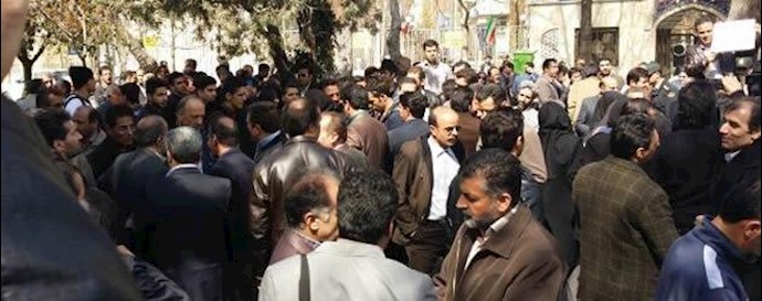 ايران.. اصفهان – تجمع احتجاجي لألف من متقاعدي صهر الحديد و الصلب امام المحافظة
