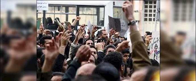 المعلمون يعقدون تجمعا احتجاجيا في قضاء دهدشت الإيرانية علی رغم من منع القوات القمعية التابعة للنظام الإيراني