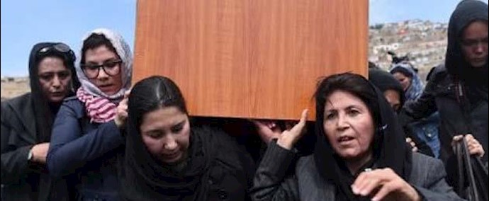 مئات يشيعون امرأة قتلها حشد بعد اتهامها باحراق مصحف