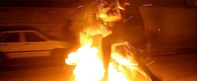 ايران .. ميناء انزلي – الشباب خرجوا استقبالا للاربعاء الاخير للسنة الايرانية