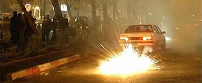 الشباب في منطقة منيريه واميريه بالعاصمة طهران يعجزون عناصر الامن الداخلي القمعية