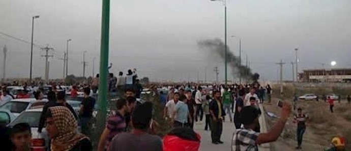 أهواز: حرق عجلات لقوی الأمن الداخلي علی يد الشباب الغاضبين - صورة
