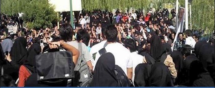تظاهرة ينظمها طلاب جامعة علم الاقتصاد في طهران
