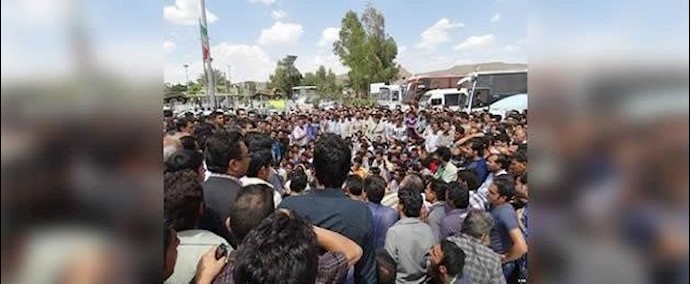 ايران.. کاشان ـ تواصل تجمع إحتجاجي لخمسمائة من العمال المفصولين عن العمل في بلدة اميرکبير الصناعية