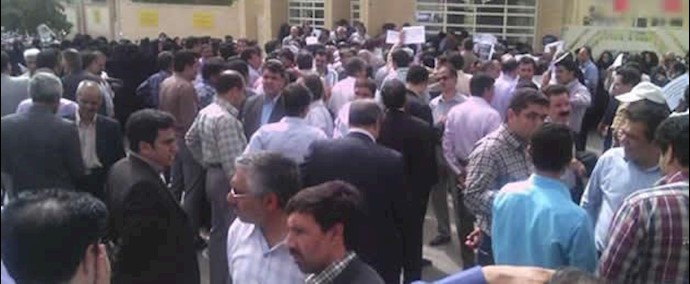 ايران.. يزد ـ تجمع إحتجاجي لمئات من المعلمين أمام مبنی المحافظة