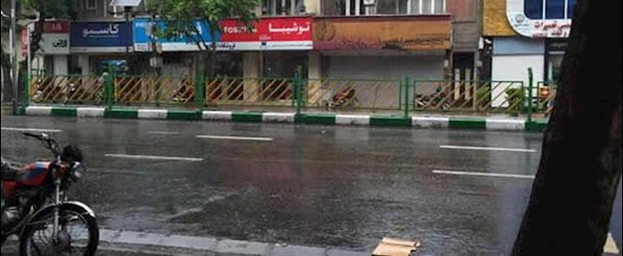 إيران- طهران.. أصحاب المحلات يتضامنون مع أصحاب البسطية في مواجهة عناصر القمع التابعة للنظام