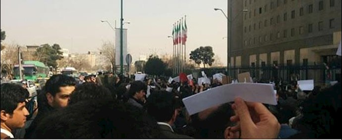 ايران.. تجمع احتجاجي لـ متضرري مشروع السکن مقابل برلمان الملالي