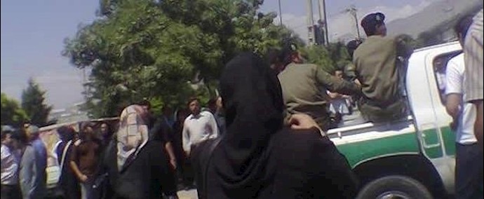 اشتباکات بين عمال وقوی الأمن الداخلي القمعية في مدينة کرج الإيرانية
