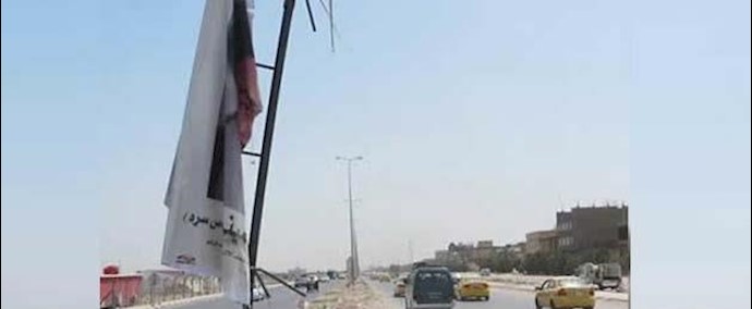 قاموا مجهولون بتمزيق “صورة کبيرة” للخميني موضوعة علی طريق مطار النجف
