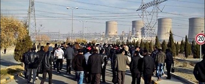 ايران.. مدينة کاشان – مئات من العمال المفصولين عن العمل يجعلون مسؤولين حکوميين يهربون