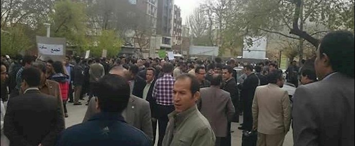 ايران.. إحتجاج المعلمين الکرد متزامناً مع إحتجاجات المعلمين في المدن الايرانية